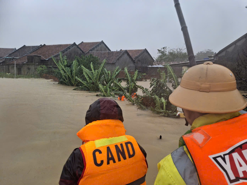 Các chiến sĩ thuộc đội Cảnh sát giao thông đường thủy số 2 Công an tỉnh Lâm Đồng thực hiện nhiệm vụ cứu trợ người dân tại vùng ngập lụt.