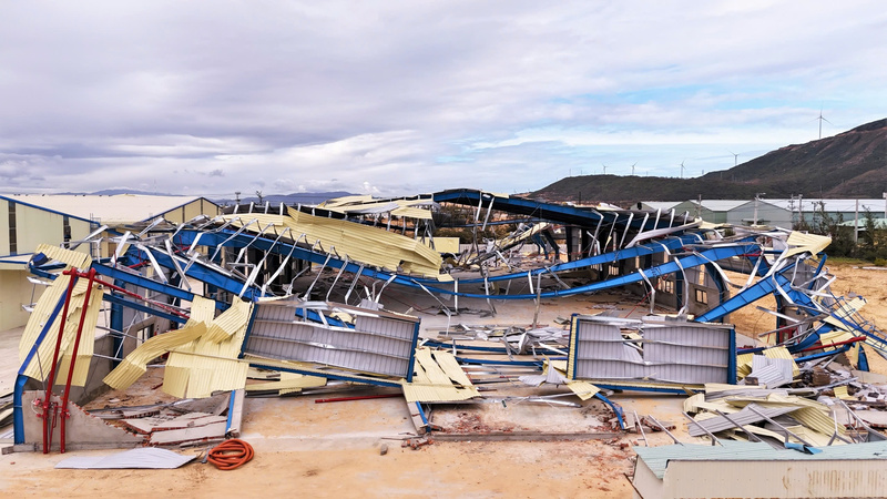 Khu công nghiệp Nhơn Hội hư hỏng sau bão số 13. Ảnh: Hiền Mai