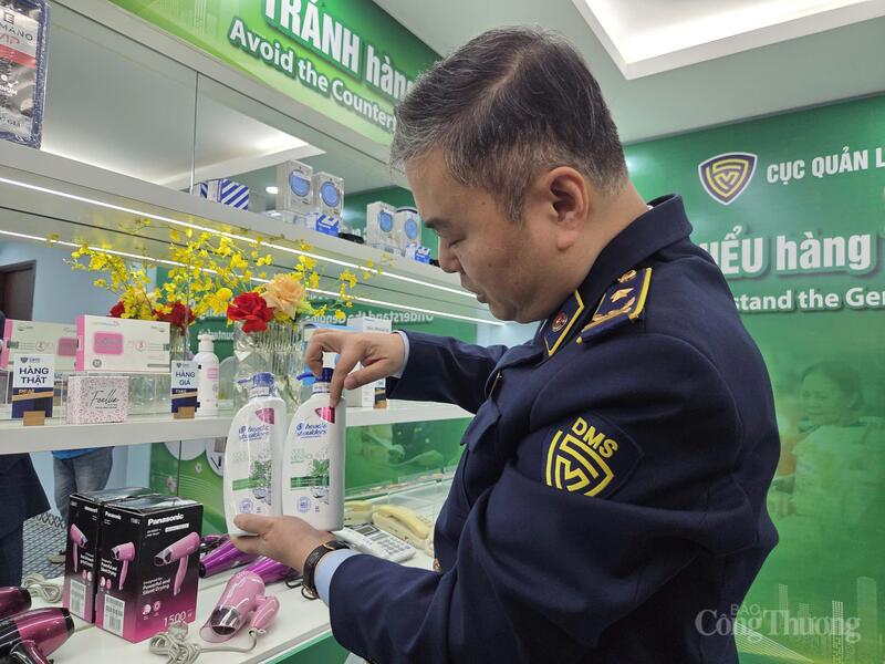 Ông Nguyễn Đức Lê, Phó Trưởng phòng Nghiệp vụ Quản lý thị trường, Cục Quản lý và Phát triển thị trường trong nước (Bộ Công Thương) hướng dẫn cách phân biệt 2 chai dầu gội thật và giả điều dễ nhận thấy nhất là màu sắc hàng thật đậm và sắc nét hơn trên bao bì sản phẩm.