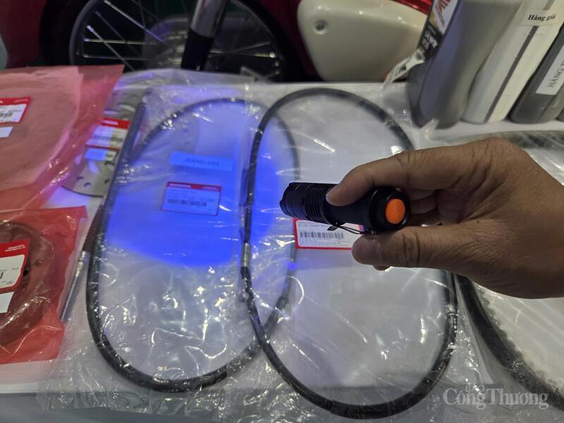 Honda trưng bày các phụ tùng thật và giả.