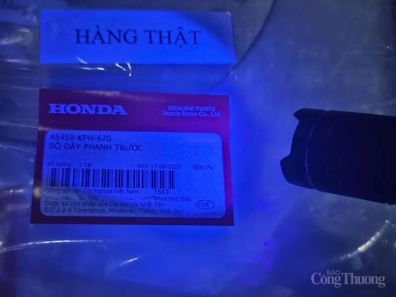 Honda đã áp dụng công nghệ in chữ Honda chìm trên tem sản phẩm và sẽ phát quang khi soi đèn pin. Đây là công nghệ mới để phân biệt giữa hàng thật và hàng giả.