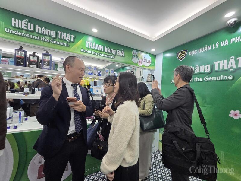 Các chuyên gia người nhật chia sẻ với phóng viên và người tiêu dùng về nhận diện hàng thật.