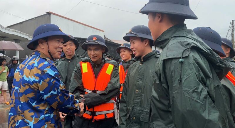 Giám đốc Học viện Hải quân động viên lực lượng cứu trợ và bà con nhân dân.