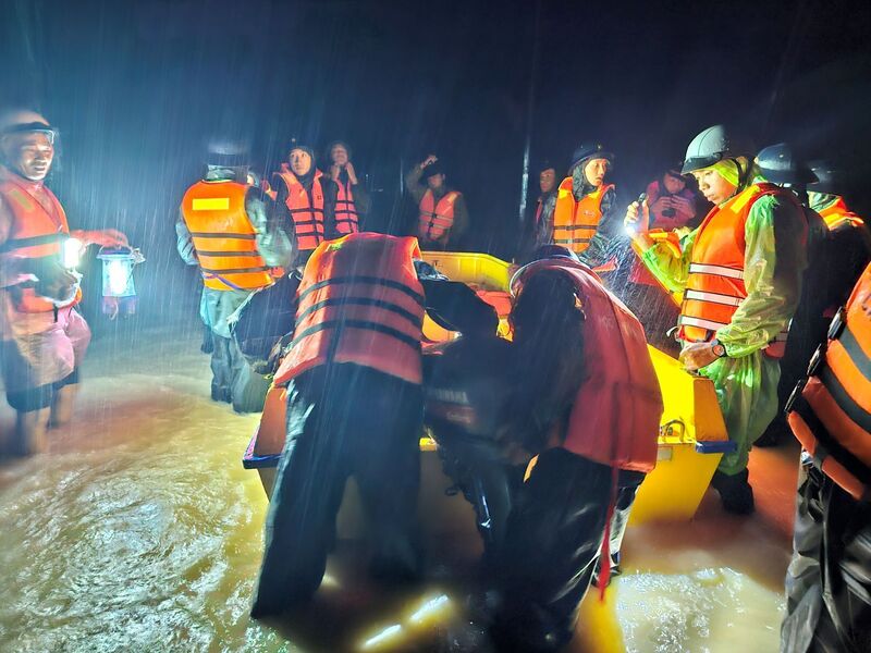 Cán bộ, học viên Học viện Hải quân giúp đỡ nhân dân tại thôn Thuỷ Sương thuộc xã Suối Hiệp, tỉnh Khánh Hoà