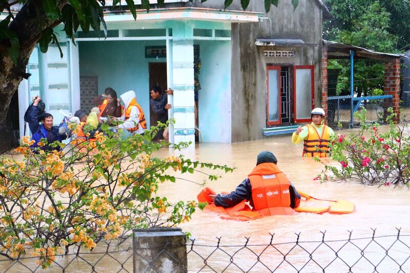 Cán bộ, học viên Học viện Hải quân giúp đỡ nhân dân tại thôn thôn Phú Hậu thuộc xã Suối Hiệp, tỉnh Khánh Hoà.