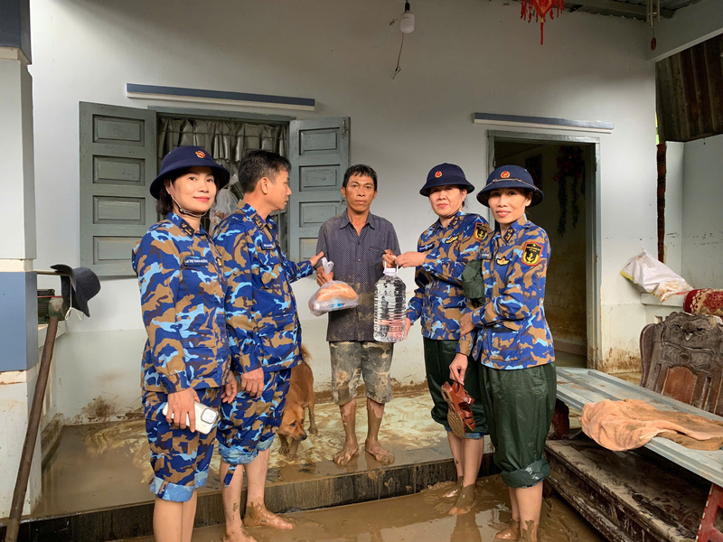 Hội phụ nữ Lữ đoàn 957 chung tay hỗ trợ nhân dân. Ảnh: Minh Châu