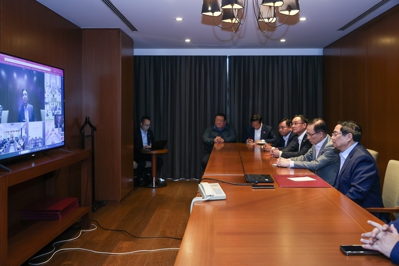 Từ Algeria, Thủ tướng Phạm Minh Chính chủ trì cuộc họp khẩn trực tuyến với bộ ngành, địa phương trong nước về giải pháp cấp bách ứng phó mưa lũ. Ảnh: VGP/Nhật Bắc