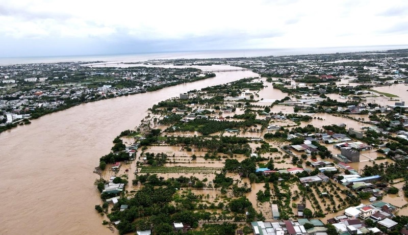 ទឹកជំនន់នៅទន្លេក្នុងខេត្ត Khanh Hoa, Dak Lak និង Gia Lai មានកម្រិតខ្ពស់ខ្លាំង កន្លែងខ្លះនៅ Dak Lak និង Khanh Hoa បានលើសកម្រិតទឹកជំនន់ជាប្រវត្តិសាស្ត្រ។ រូបថតគំនូរ។