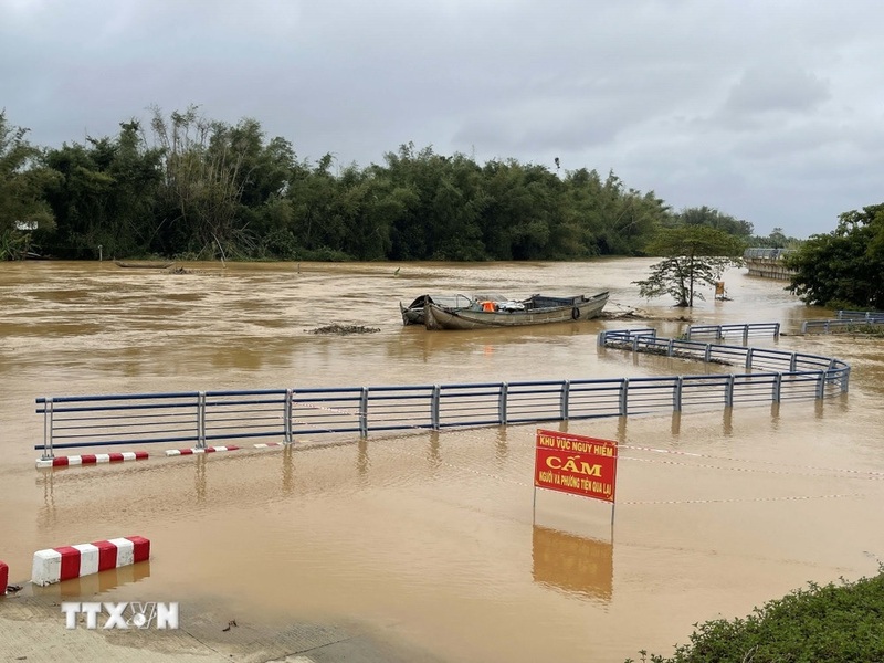 Theo số liệu thống kê bước đầu, lũ lụt và sạt lở đất đã làm 50 người chết và mất tích, 21 người bị thương; 167 nhà bị hư hỏng. Ảnh: TTXVN