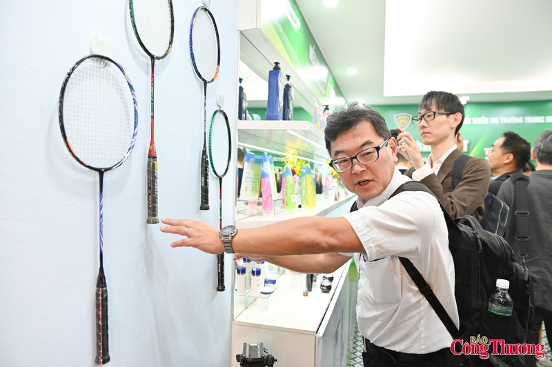 Ông Jun Okubo - đại diện Công ty Yonex (Nhật Bản) chia sẻ: "Là một thương hiệu cầu lông và golf hàng đầu, Yonex thường xuyên phải đối mặt với thách thức hàng giả. Chúng tôi hoàn toàn ủng hộ những nỗ lực như Phòng trưng bày Hàng thật - Hàng giả của Cục Quản lý và Phát triển thị trường trong nước Việt Nam".