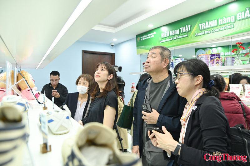 Tại phòng trưng bày, mỗi sản phẩm đều có đối chứng thật - giả rõ ràng, giúp khách tham quan trực tiếp so sánh, nhận diện từng chi tiết khác biệt, từ chất liệu, kiểu dáng đến tem nhãn một cách trực quan và sinh động.