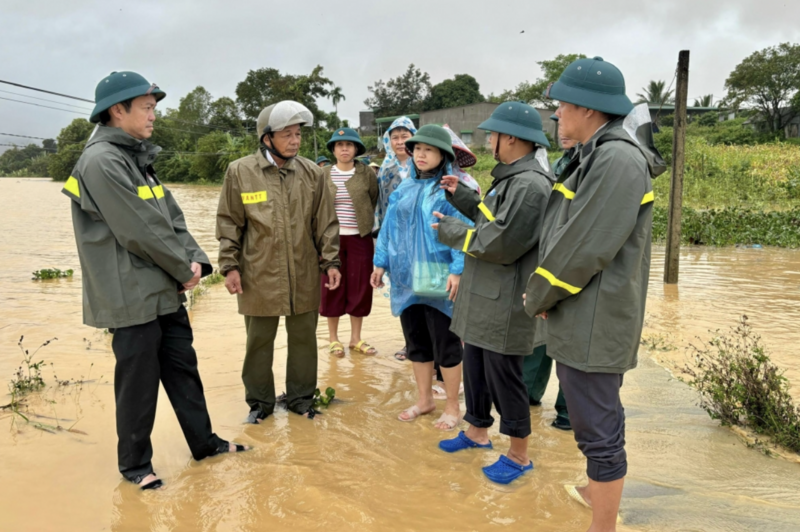 Lãnh đạo xã Krông Ana thăm hỏi người dân vùng lũ. Ảnh: Vân Anh