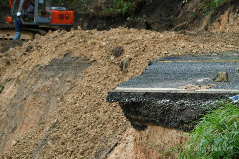 Cận cảnh đoạn đường bị "đứt đôi" trên đèo Mimosa. Ảnh: Lê Sơn