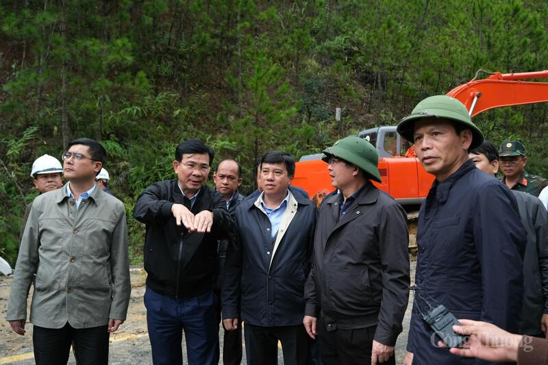 Chủ tịch UBND tỉnh Lâm Đồng Hồ Văn Mười báo cáo với Phó Thủ tướng về phương án khắc phục. Ảnh: Lê Sơn