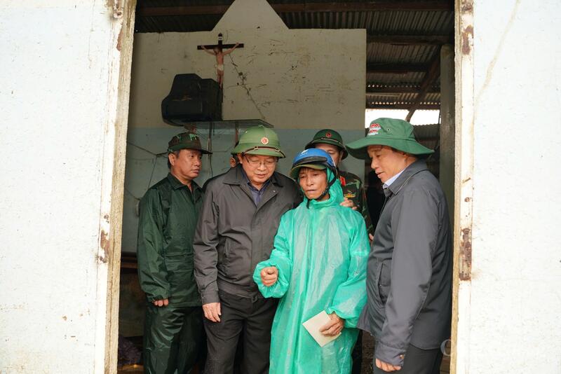 Phó Thủ tướng Hồ Quốc Dũng động viên và hỗ trợ quà cho người dân vùng lũ Lâm Đồng. Ảnh: Lê Sơn