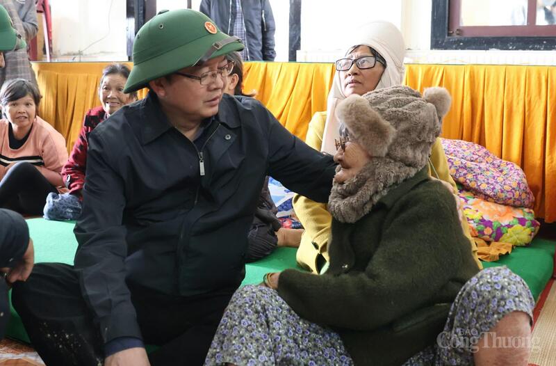 Phó Thủ tướng Chính phủ Hồ Quốc Dũng ân cần hỏi thăm các cụ già tại điểm sơ tán của người dân tại xã D’ran. Ảnh: Lê Sơn