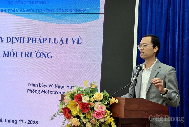 Ông Vũ Ngọc Hưng - Phó trưởng phòng Môi trường Công Thương - Cục Kỹ thuật An toàn và Môi trường công nghiệp trình bày tham luận tại hội thảo