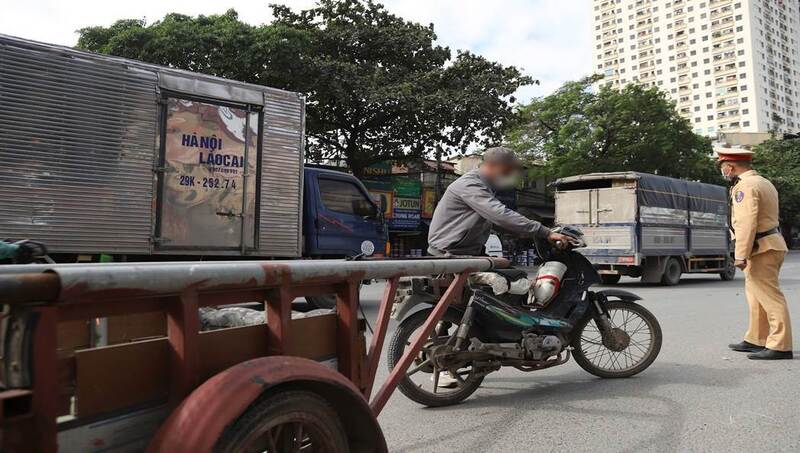 Lực lượng Cảnh sát giao thông xử lý trường hợp điều khiển xe kéo theo xe khác. Ảnh: Ngọc Tiến