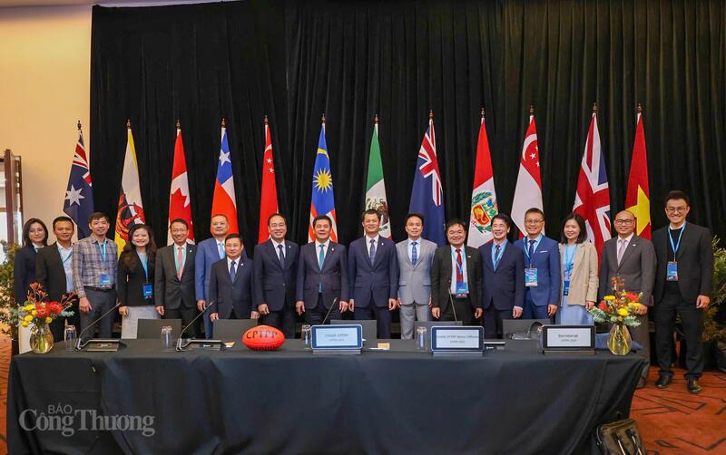 รัฐมนตรีว่าการกระทรวงอุตสาหกรรมและการค้า เหงียน ฮ่อง เดียน และคณะผู้แทนจากกระทรวงอุตสาหกรรมและการค้าเข้าร่วมงาน ภาพโดย: เหงียน มินห์