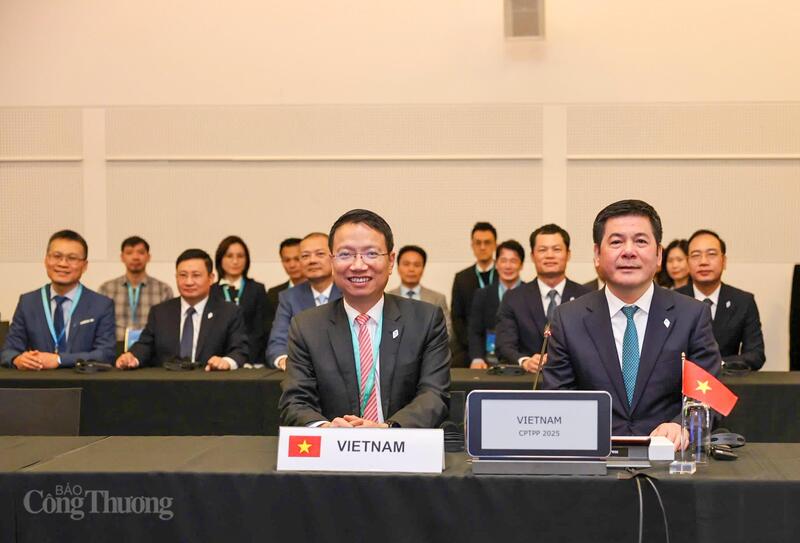 รัฐมนตรีว่าการกระทรวงอุตสาหกรรมและการค้า เหงียน ฮ่อง เดียน และคณะทำงานจากกระทรวงอุตสาหกรรมและการค้า ภาพโดย เหงียน มินห์