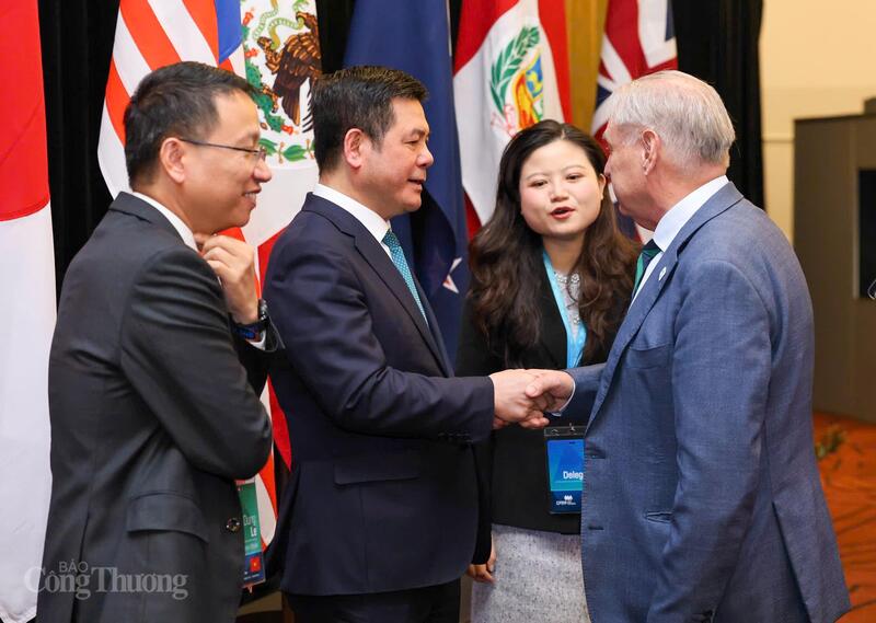 รัฐมนตรีเหงียน ฮ่อง เดียน เข้าพบวุฒิสมาชิกฮอน ดอน ฟาร์เรลล์ รัฐมนตรีว่าการกระทรวงการค้าและการท่องเที่ยวออสเตรเลีย ระหว่างการประชุม ภาพ: เหงียน มินห์