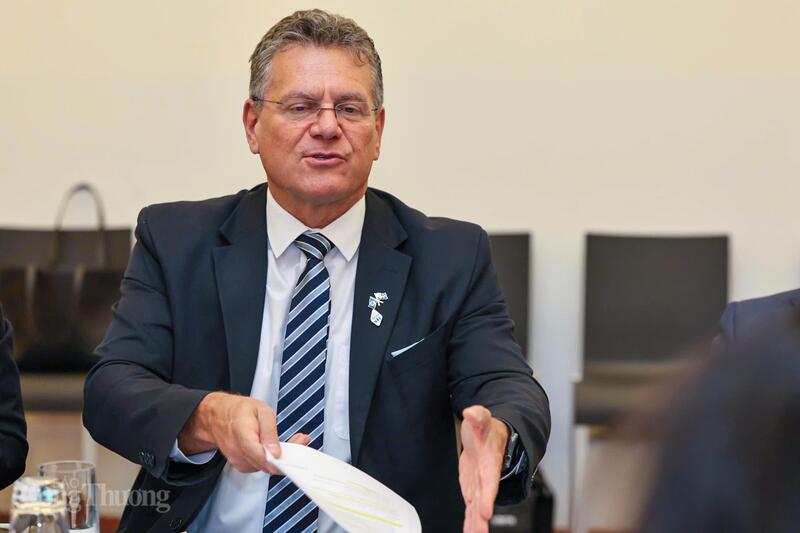 Cao ủy Thương mại và An ninh kinh tế của Liên minh châu Âu (EU) Maros Sefcovic trao đổi tại buổi làm việc. Ảnh: Nguyên Minh
