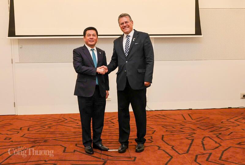 Bộ trưởng Nguyễn Hồng Diên và ông Maros Sefcovic, Cao uỷ Thương mại Liên minh châu Âu (EU). Ảnh: Nguyên Minh