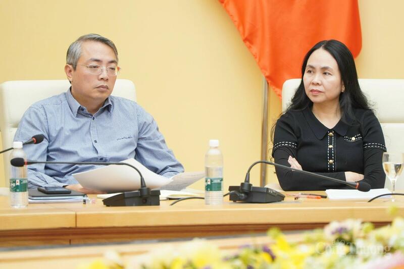 Lãnh đạo Cục Thương mại điện tử và Kinh tế số tại phiên họp.