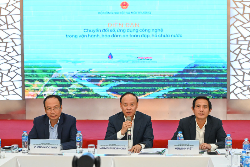 Lãnh đạo Cục Quản lý và Xây dựng công trình thủy lợi và Phó Tổng Biên tập Báo Nông nghiệp và Môi trường chủ trì phiên thảo luận trong khuôn khổ Diễn đàn. Ảnh: Tùng Đinh.