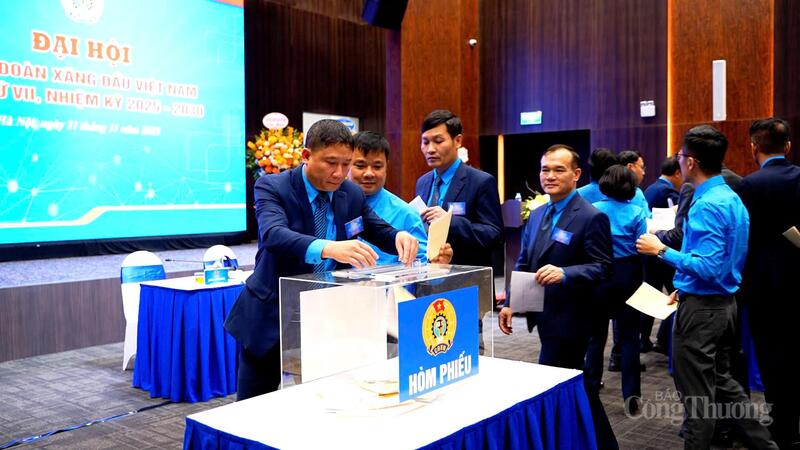 Các đại biểu lần lượt bỏ phiếu bầu Ban Chấp hành Công đoàn Xăng dầu Việt Nam khóa VII, nhiệm kỳ 2025 - 2030. Ảnh: Thái Mạnh