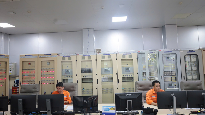 Đội ngũ vận hành của Công ty Thủy điện An Khê - Ka Nak tập trung theo dõi thông số tại phòng điều khiển trung tâm, bảo đảm sản xuất liên tục và ổn định