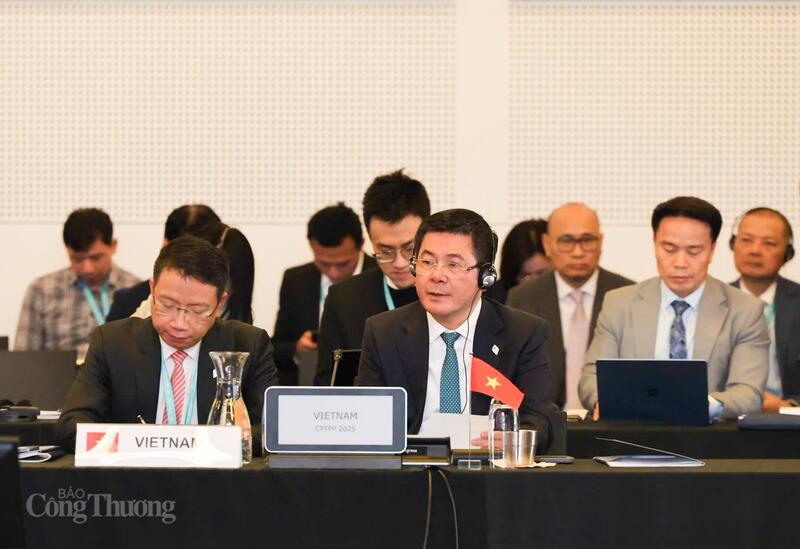 รัฐมนตรีเหงียน ฮ่อง เดียน กล่าวสุนทรพจน์ในการประชุม ภาพ: เหงียน มินห์