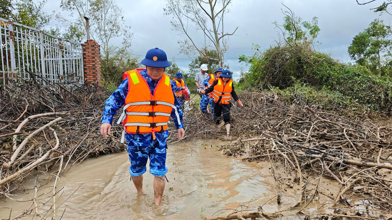 Những bước chân đi về phía nhân dân - 1