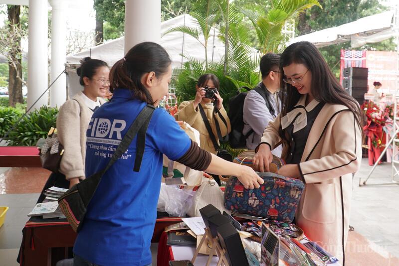 Người dân tham quan, mua sắm tại Ngày hội