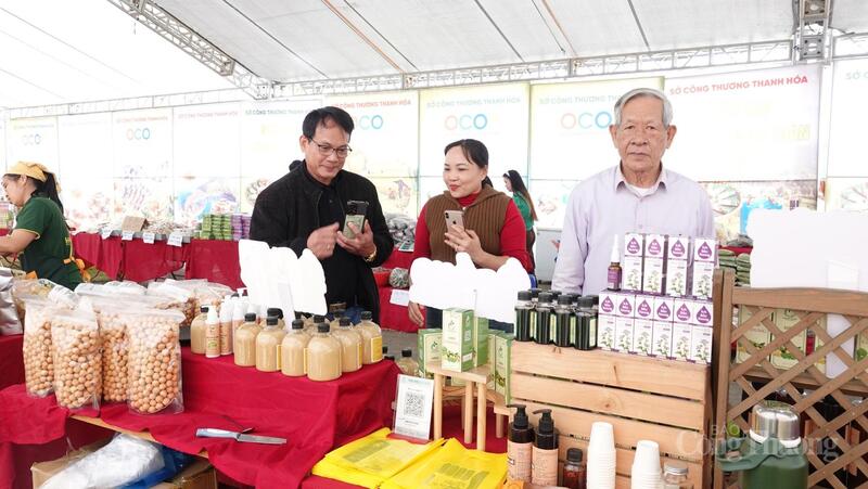 Người dâ tham quan, mua sắm tại phiên chợ