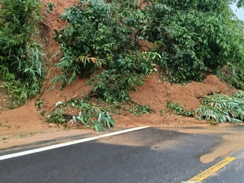 Đất, đá trên đồi sạt xuống mặt đường. Ảnh: CACC