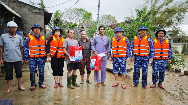 Cán bộ, chiến sĩ Bộ Tư lệnh Vùng Cảnh sát biển 2 đã góp sức cùng lực lượng chức năng và địa phương để hỗ trợ, san sẻ với nhân dân ảnh hưởng bởi mưa lũ.
