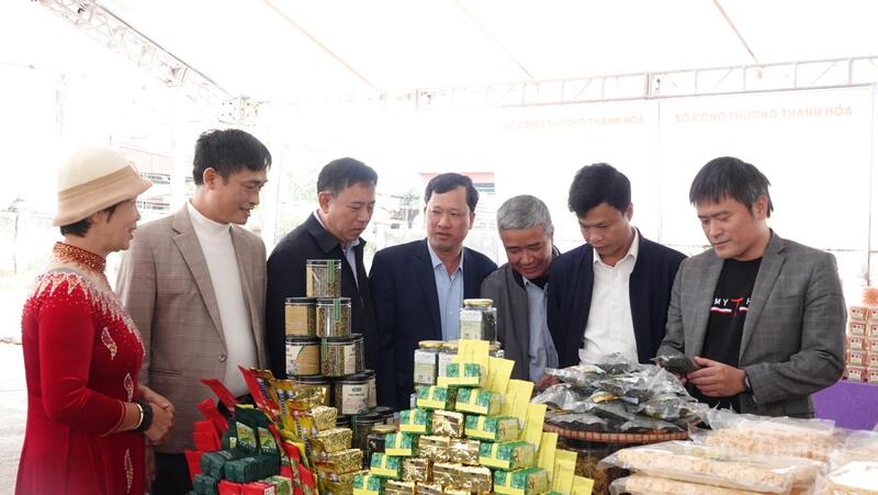 Những sản phẩm được mang đến phiên chợ đều là thực phẩm an toàn, có sự tham gia giám sát an toàn thực phẩm của cơ quan quản lý nhà nước có thẩm quyền, sản phẩm OCOP được sản xuất trong và ngoài tỉnh