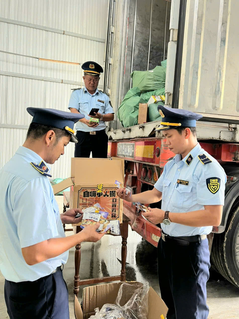 Lực lượng Quản lý thị trường thành phố Huế kiểm tra nguồn gốc sản sản, quét mã QR các sản phẩm nghi là hàng giả. Ảnh: Nguyễn Tuấn