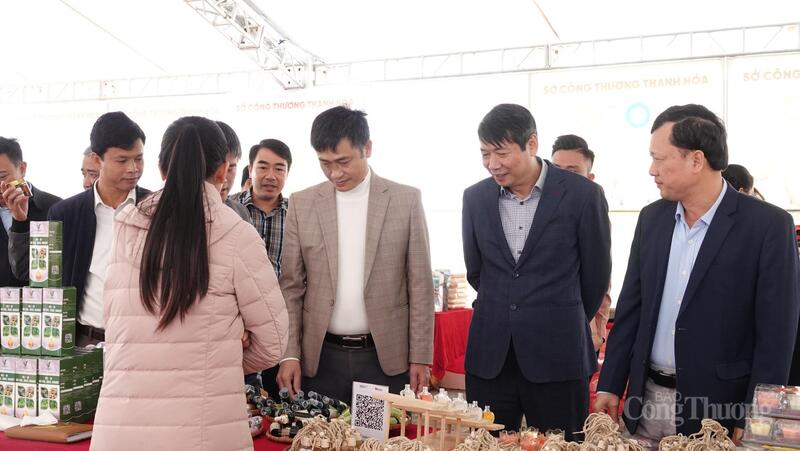 Các đại biểu tham quan các gian hàng sau khi tổ chức khai mạc phiên chợ