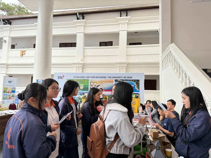 Các bạn học sinh - sinh viên được tư vấn giới thiệu cơ hội thực tập và việc làm Tập đoàn TTC