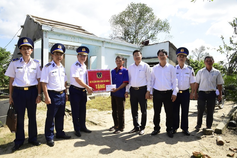 Bộ Tư lệnh Vùng Cảnh sát biển 2 tặng quà, động viên gia đình ông Mạc Tâm Dung, thôn An Hội, xã Bình Hiệp, tỉnh Gia Lai.