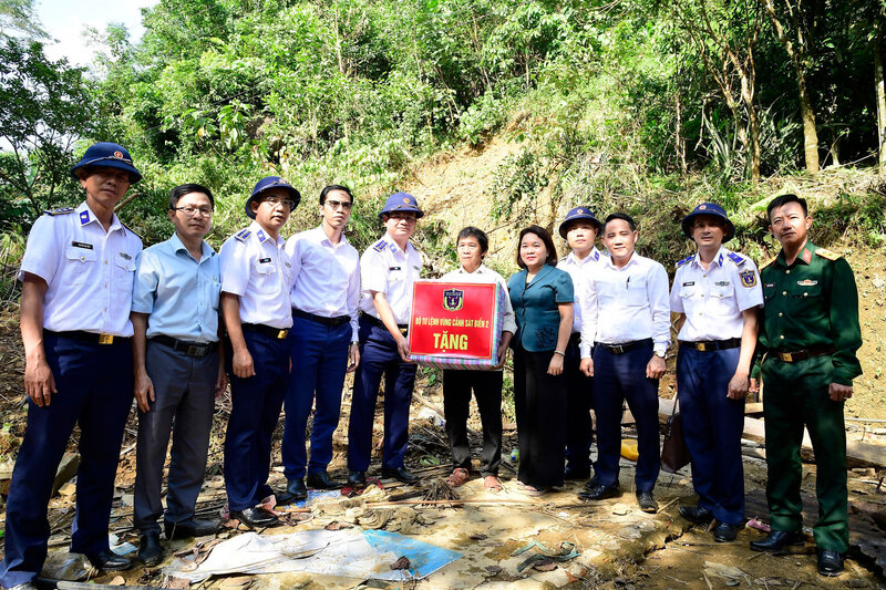 Bộ Tư lệnh Vùng Cảnh sát biển 2 trao quà hỗ trợ đồng bào dân tộc thiểu số tại các xã Trà Leng, Trà Tân và Trà Đốc thuộc thành phố Đà Nẵng.