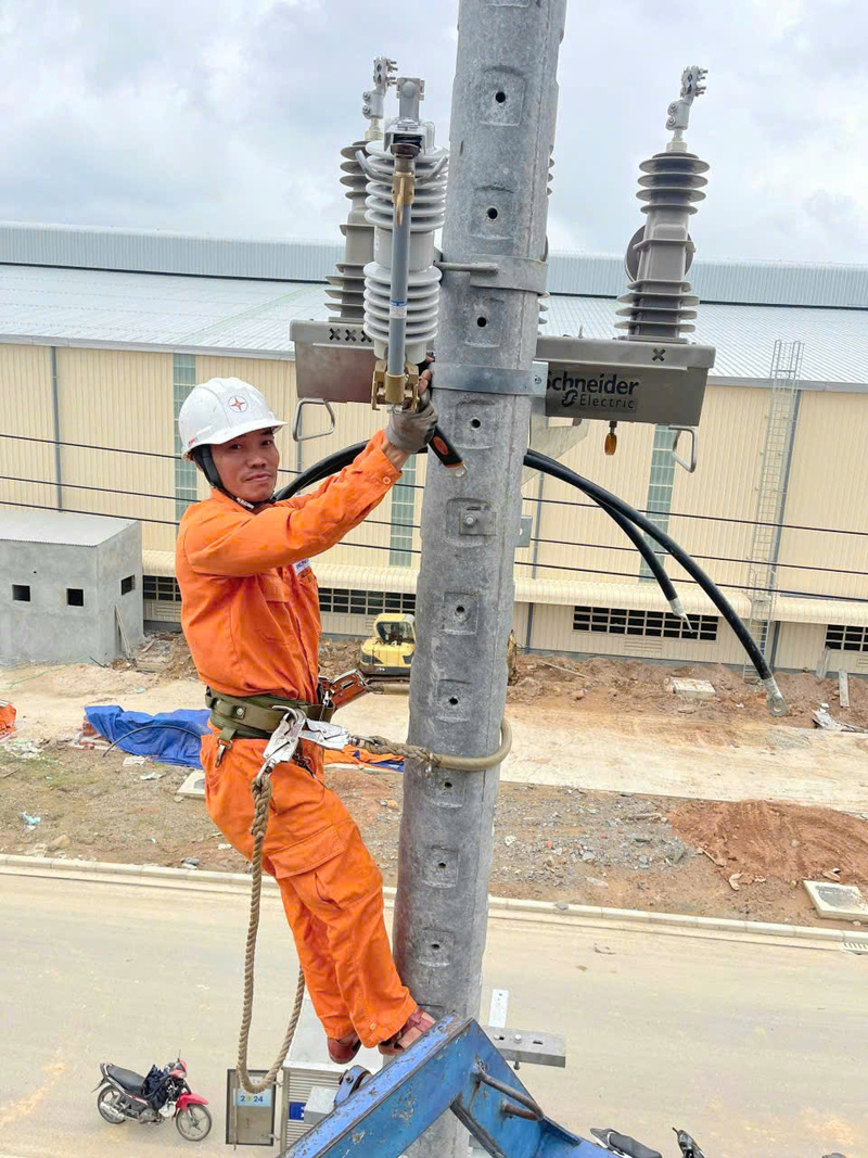 Anh Tống Phước Quốc thực hiện công tác trên cột điện, là người luôn đặt vấn đề an toàn lao động lên hàng đầu. Ảnh: Nguyễn Tuấn