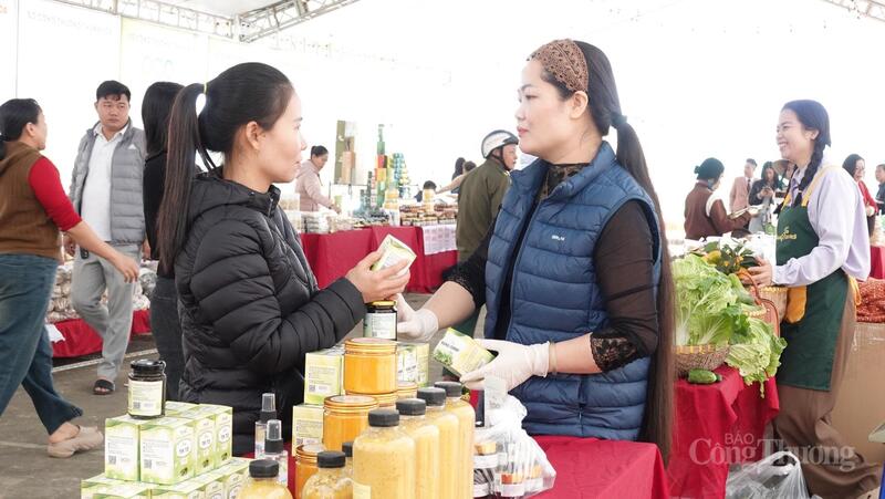 Phiên chợ đã thu hút nhiều người dân đến tham quan, mua sắm