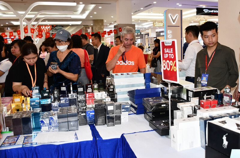 Người tiêu dùng có cơ hội mua sắm sản phẩm hàng hiệu giảm giá lến đến 80% tại sự kiện City Sale - đợt 2 năm 2025. Ảnh: Minh Khuê