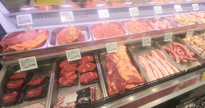 Hàng hoá bán tại các siêu thị, trung tâm thương mại đều gắn mã vạch, QR để người mua dễ dàng kiểm tra sản phẩm. Ảnh: Nguyễn Tuấn