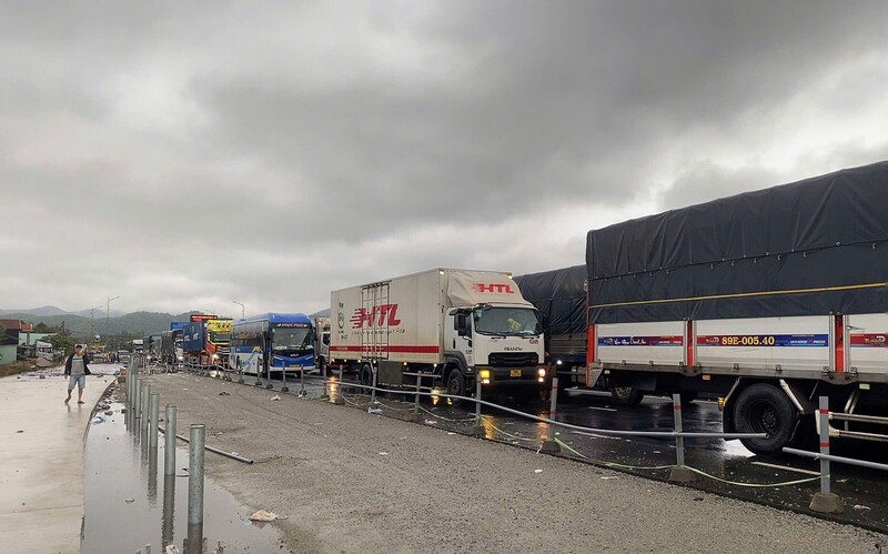 Cửa hầm phía Bắc của hầm Đèo Cả bị ngập sâu gây ách tắc giao thông. Ảnh: ĐVCC