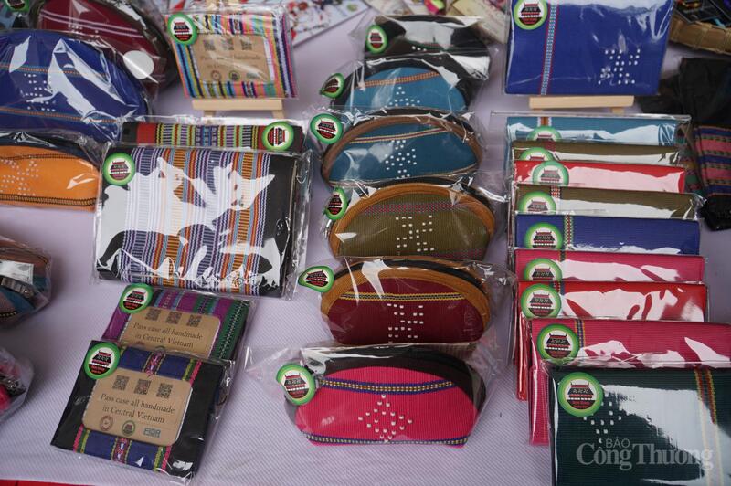 Các sản phẩm thổ cẩm được dệt thủ công tinh xảo, bắt mắt