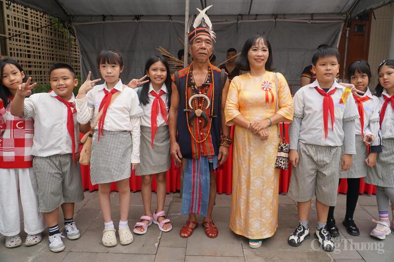 Hàng trăm em học sinh các trường tiểu học trên địa bàn thành phố đếm tham quan, tìm hiểu nét đẹp các đồng bào dân tộc thiểu số